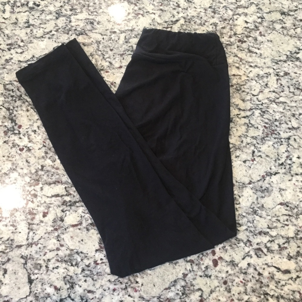 Solid black One Size LuLaRoe Leggings!